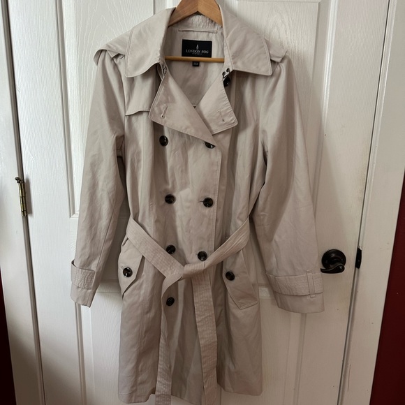 London Fog Jackets & Blazers - London Fog Women's Classic Tan Trench Coat